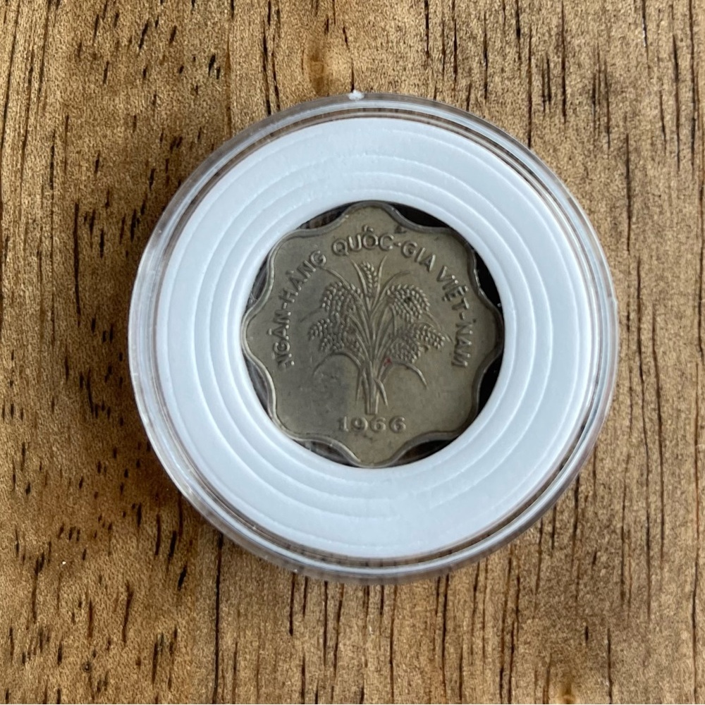 1966 South Vietnam Royal Mint  5 Dong Scalloped Coin Circulated Condition
